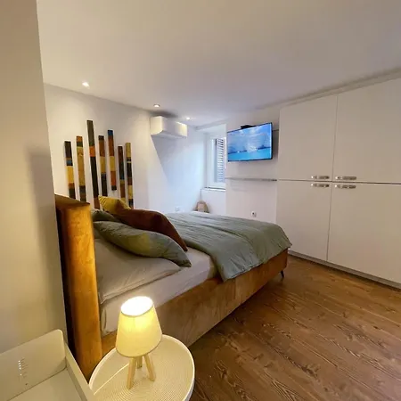 De Qua De La * Rovinj