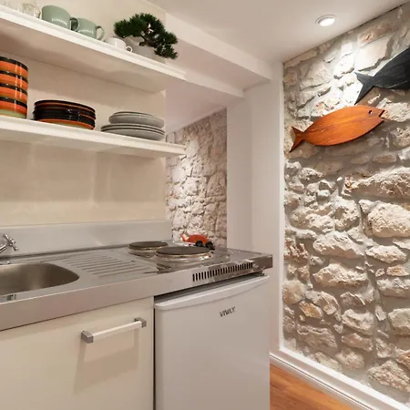 De Qua De La Ρόβινι