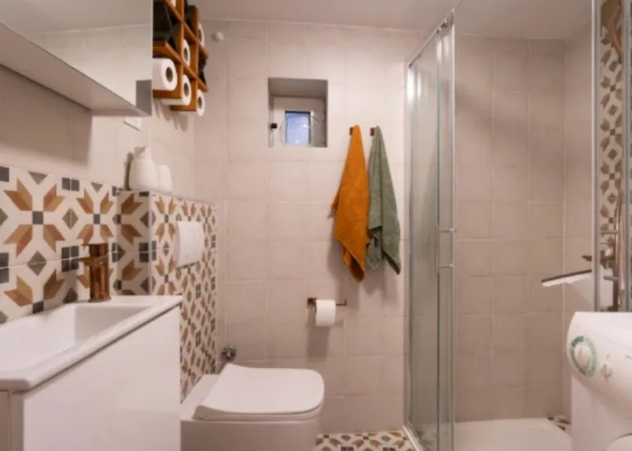 De Qua De La * Ρόβινι