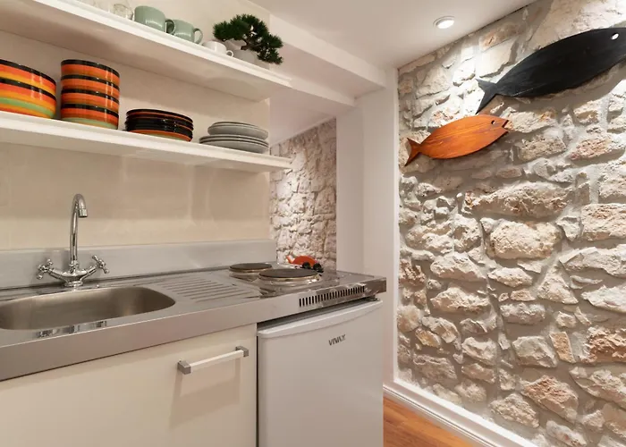 De Qua De La 罗维尼