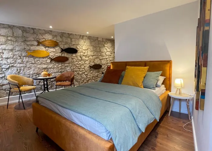 De Qua De La Ρόβινι