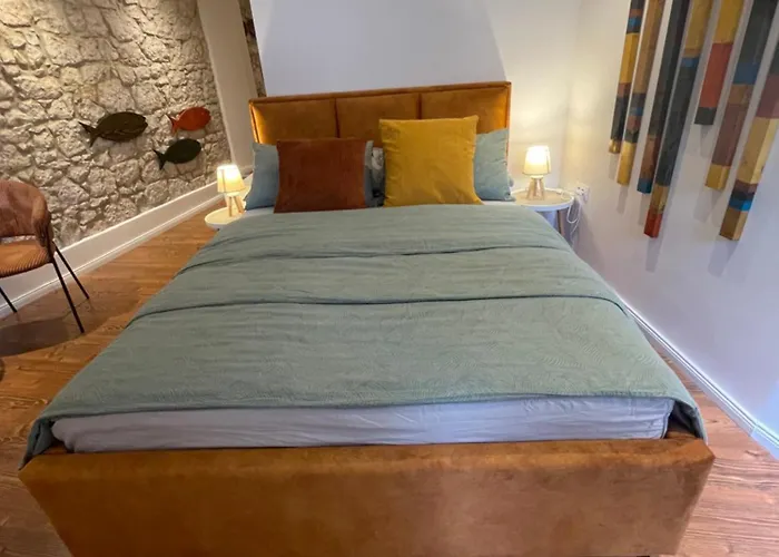 De Qua De La * Ρόβινι