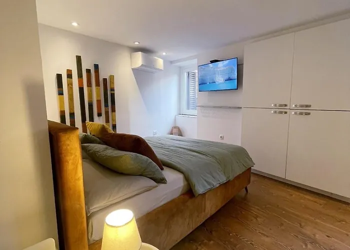 De Qua De La * Ρόβινι